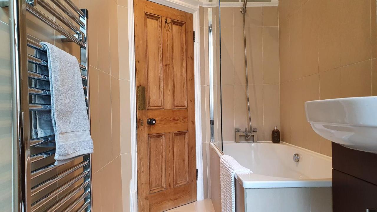 Spacious Central 2 Bedroom Mansion Block Apartment London