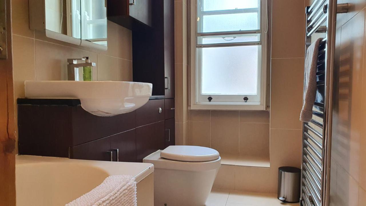 Spacious Central 2 Bedroom Mansion Block Appartamento