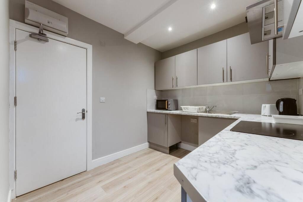 Charming Kitchenette - Your Ideal In The Heart Of The Lejlighed