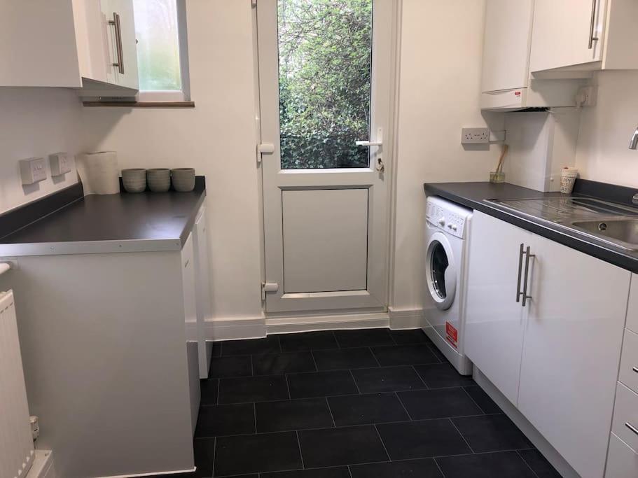 Garden Flat In Central Location Lejlighed