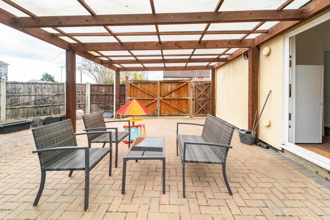 Dwellers Delight Living Ltd Serviced Accommodation, Chigwell, 3 Bedroom House, Upto 7 Guests, Free Wifi & Parking Holiday home