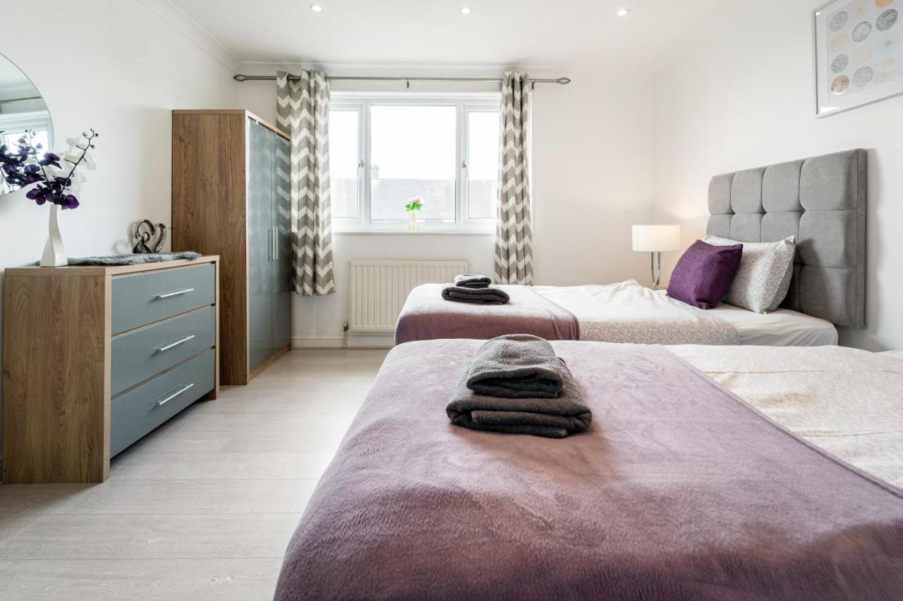 Dwellers Delight Living Ltd Serviced Accommodation, Chigwell, 3 Bedroom House, Upto 7 Guests, Free Wifi & Parking Holiday home London