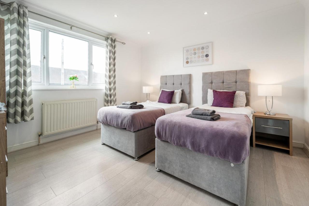 Holiday home Dwellers Delight Living Ltd Serviced Accommodation, Chigwell, 3 Bedroom House, Upto 7 Guests, Free Wifi & Parking *