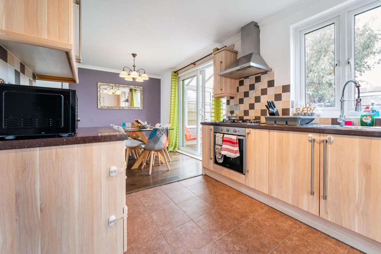 Dwellers Delight Living Ltd Serviced Accommodation, Chigwell, 3 Bedroom House, Upto 7 Guests, Free Wifi & Parking Holiday home London