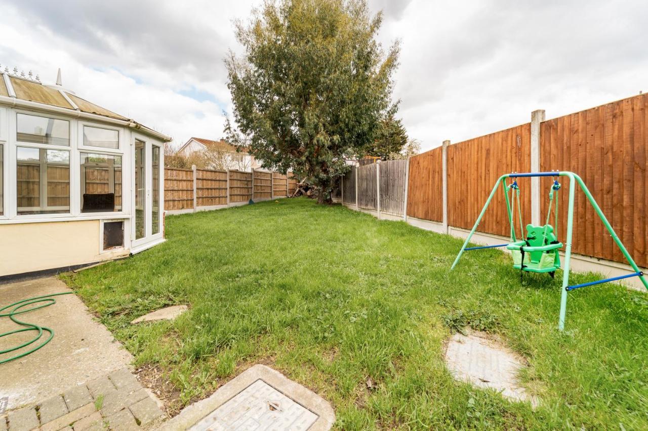 Dwellers Delight Living Ltd Serviced Accommodation, Chigwell, 3 Bedroom House, Upto 7 Guests, Free Wifi & Parking Holiday home *