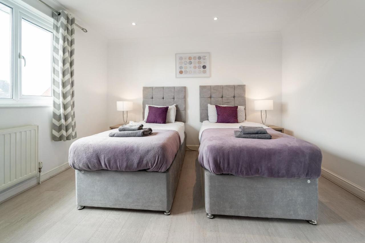 Dwellers Delight Living Ltd Serviced Accommodation, Chigwell, 3 Bedroom House, Upto 7 Guests, Free Wifi & Parking *