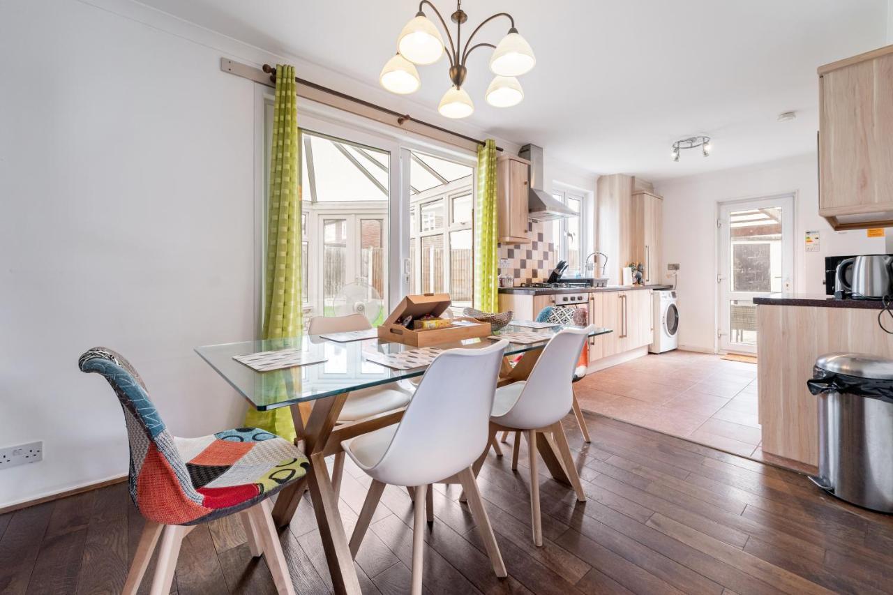 Holiday home Dwellers Delight Living Ltd Serviced Accommodation, Chigwell, 3 Bedroom House, Upto 7 Guests, Free Wifi & Parking London