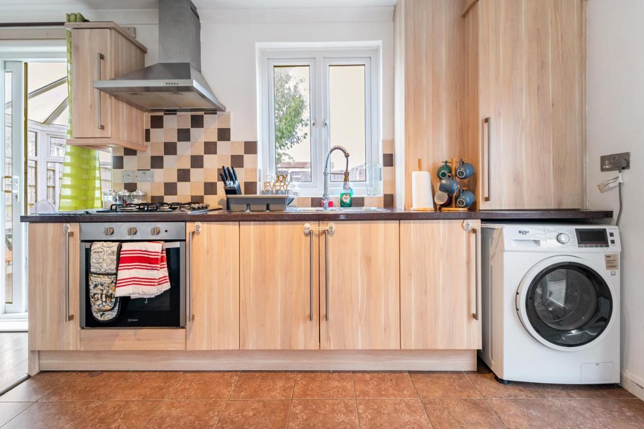 Dwellers Delight Living Ltd Serviced Accommodation, Chigwell, 3 Bedroom House, Upto 7 Guests, Free Wifi & Parking Holiday home