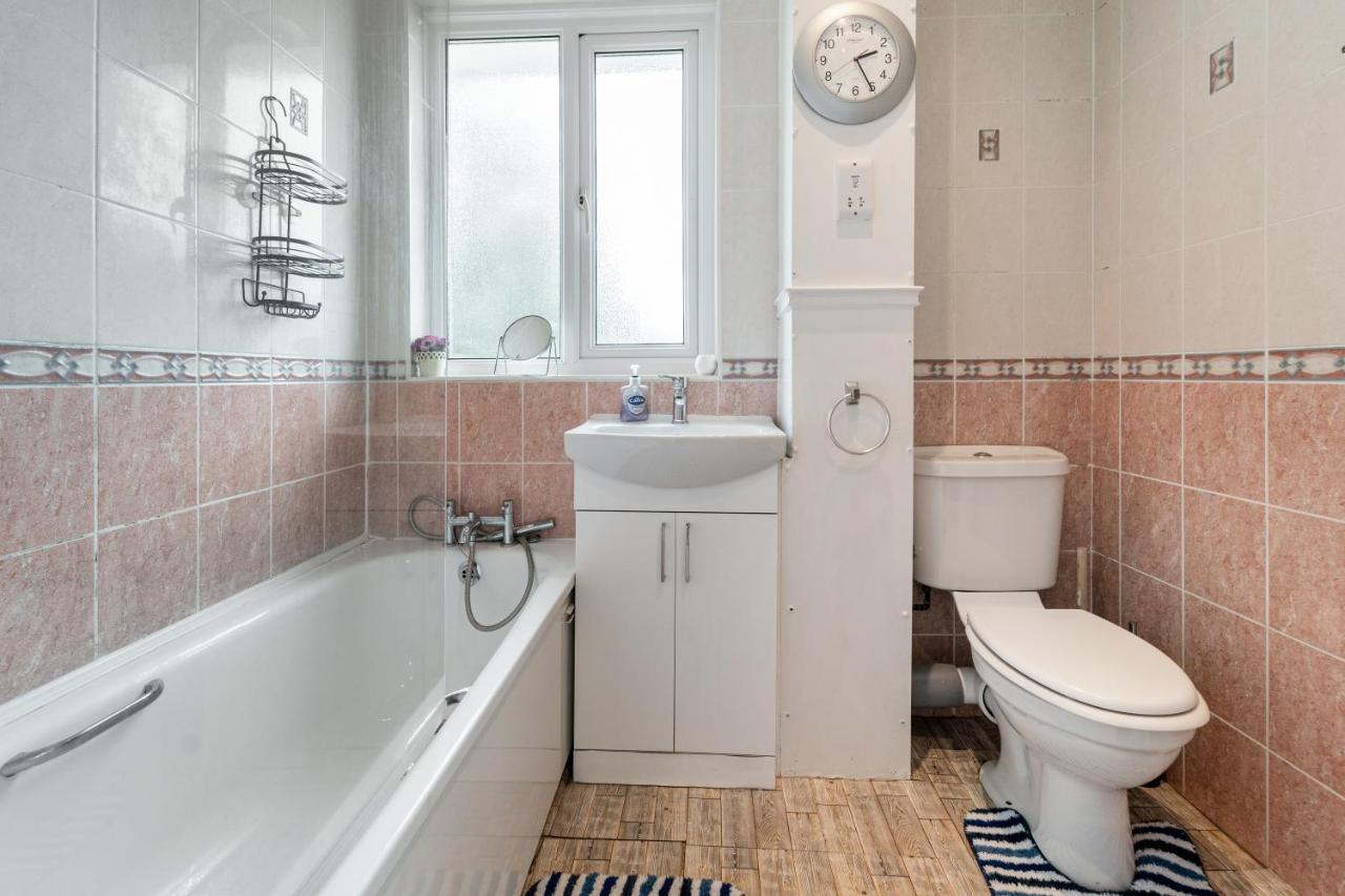 Holiday home Dwellers Delight Living Ltd Serviced Accommodation, Chigwell, 3 Bedroom House, Upto 7 Guests, Free Wifi & Parking