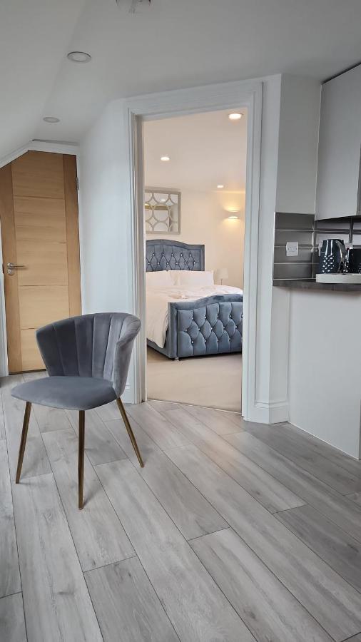 Luxury 5 Star - Parking, Garden, Nr Greater Metro Stations Londen