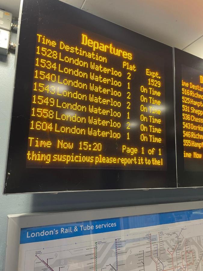 Super Convenient For - Large 2 Double Bed 30 Seconds Walk To Platform Train Station And 19 Mins To Waterloo London