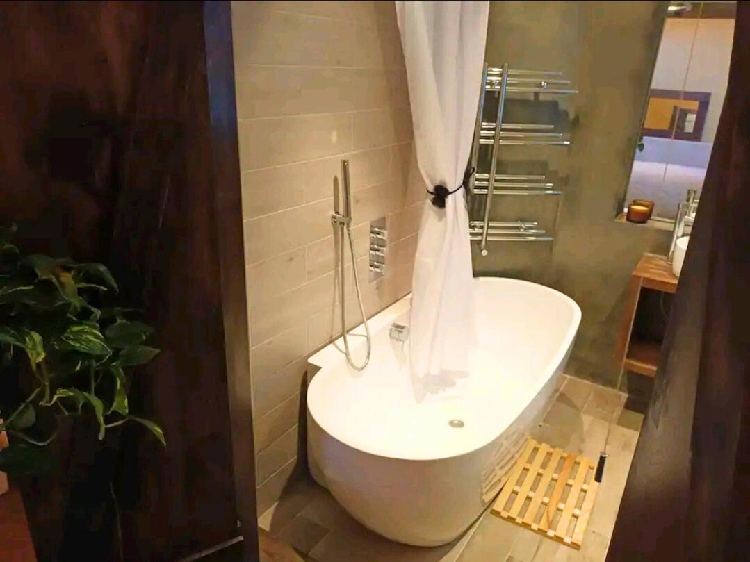 Guest house With Luxury Private Bathroom & Independent Entrance Near Tube London