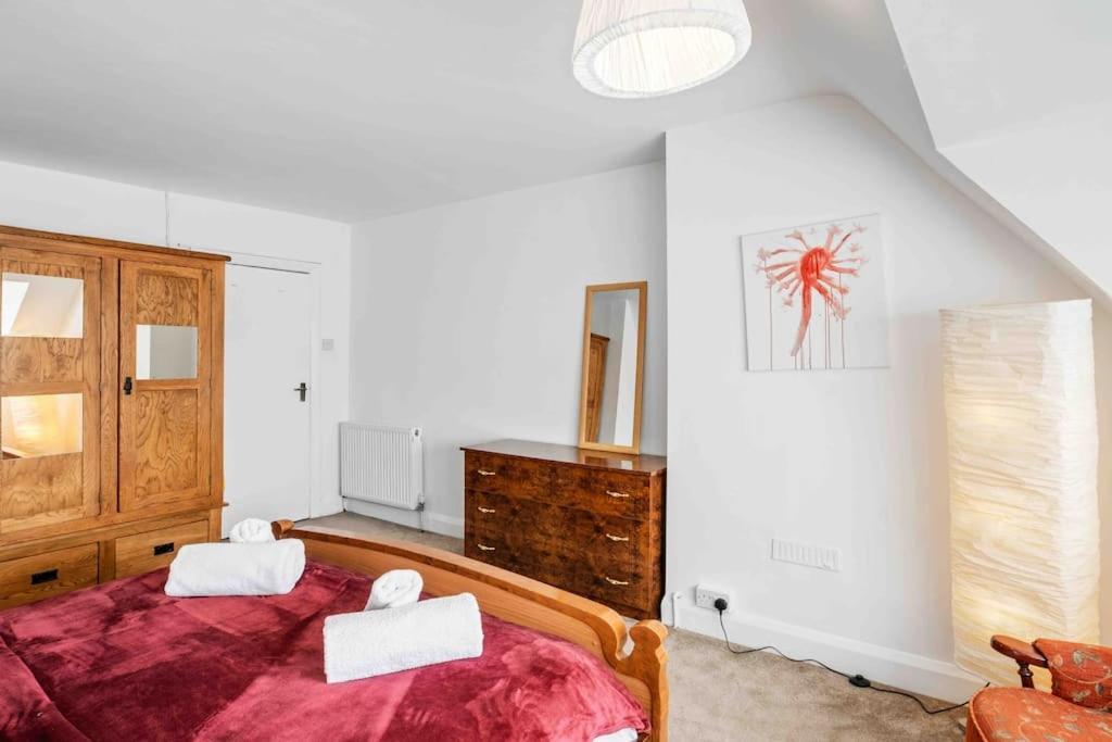 Duplex 3 Bedroom Flat Golders * Londres