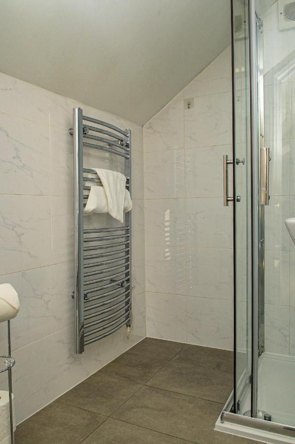 Luxury 5 Star - Parking, Garden, Nr Greater Metro Stations Londen