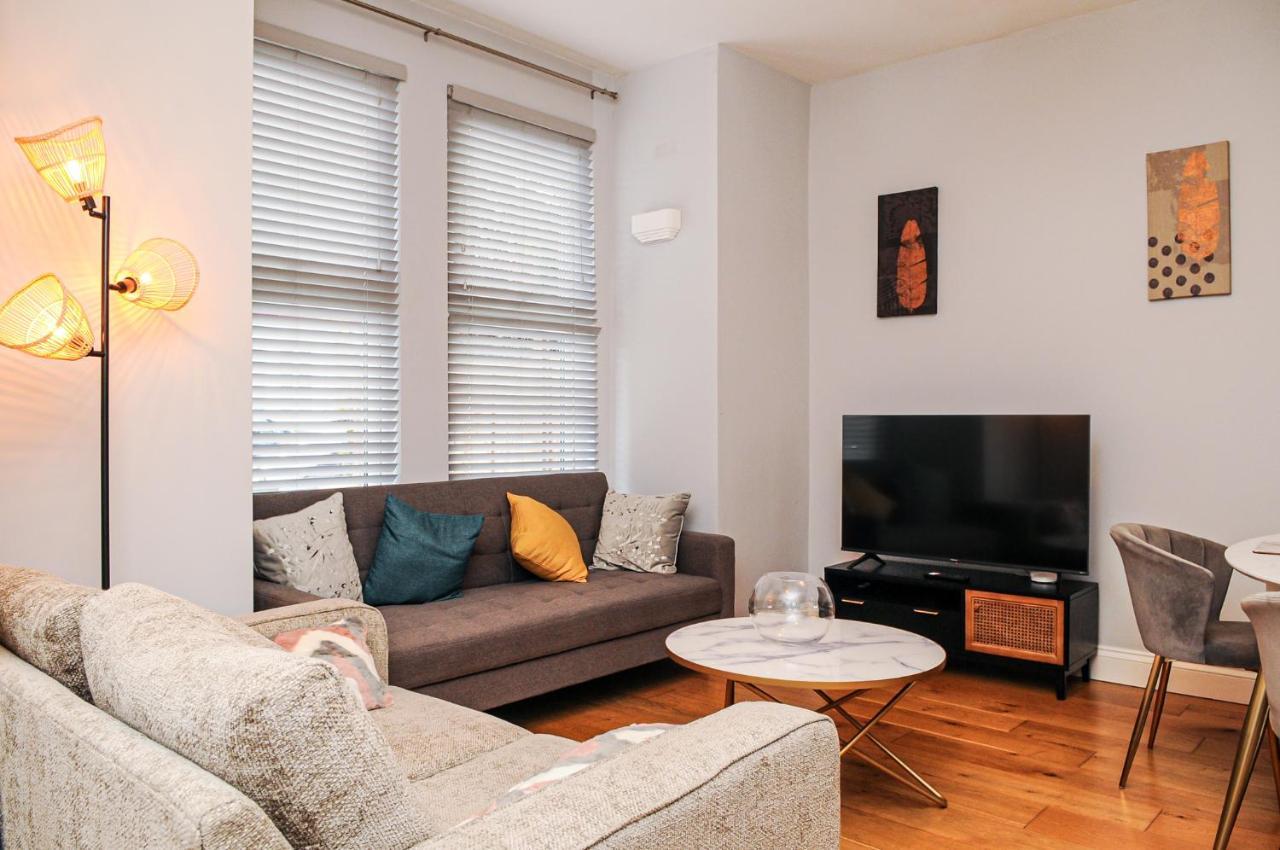 Luxury 5 Star - Parking, Garden, Nr Greater Metro Stations Londen