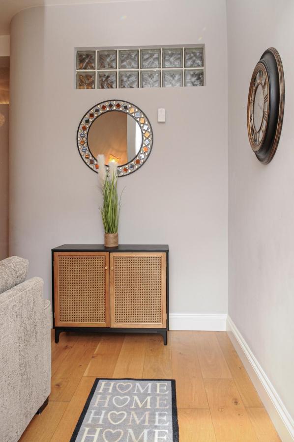 Luxury 5 Star - Parking, Garden, Nr Greater Metro Stations Appartement Londen