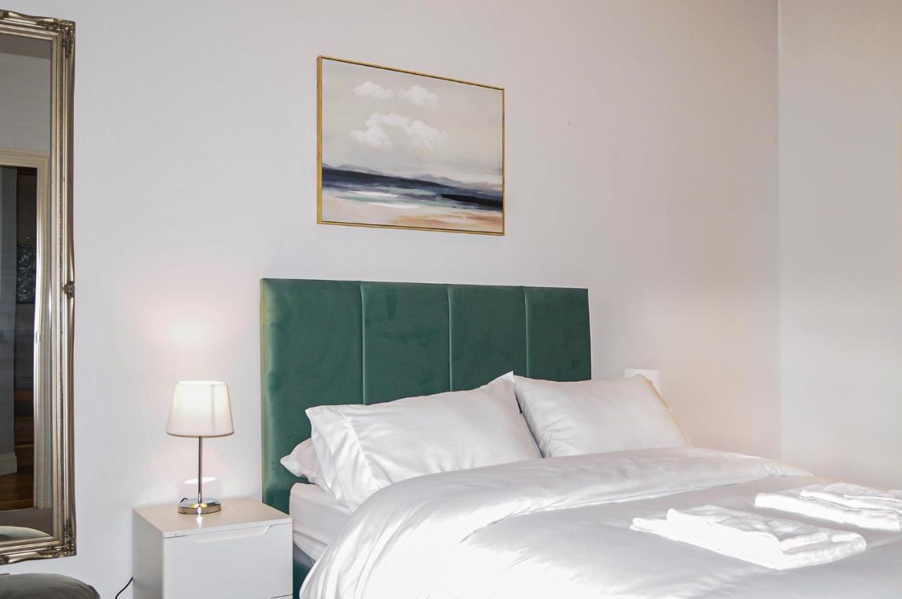 Luxury 5 Star - Parking, Garden, Nr Greater Metro Stations Londen