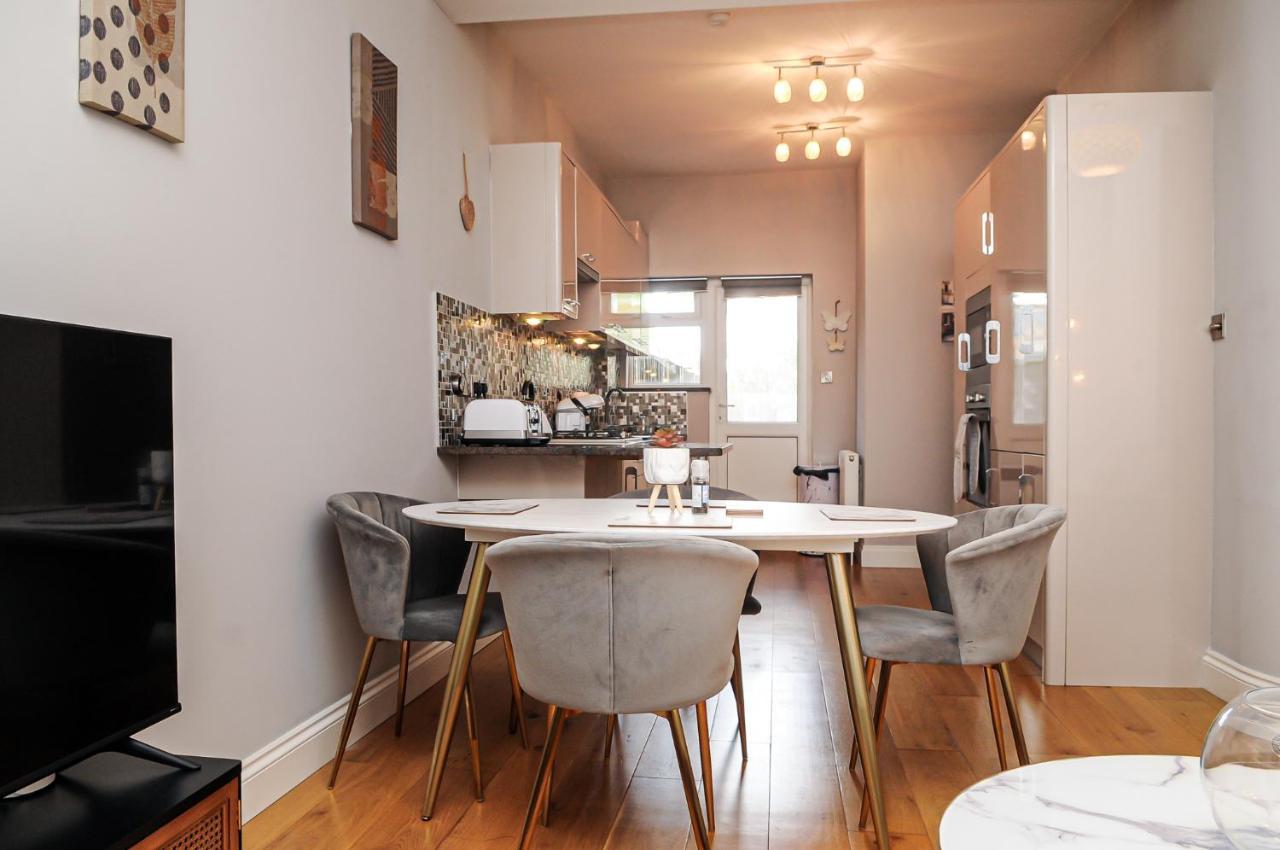 Luxury 5 Star - Parking, Garden, Nr Greater Metro Stations * Londen