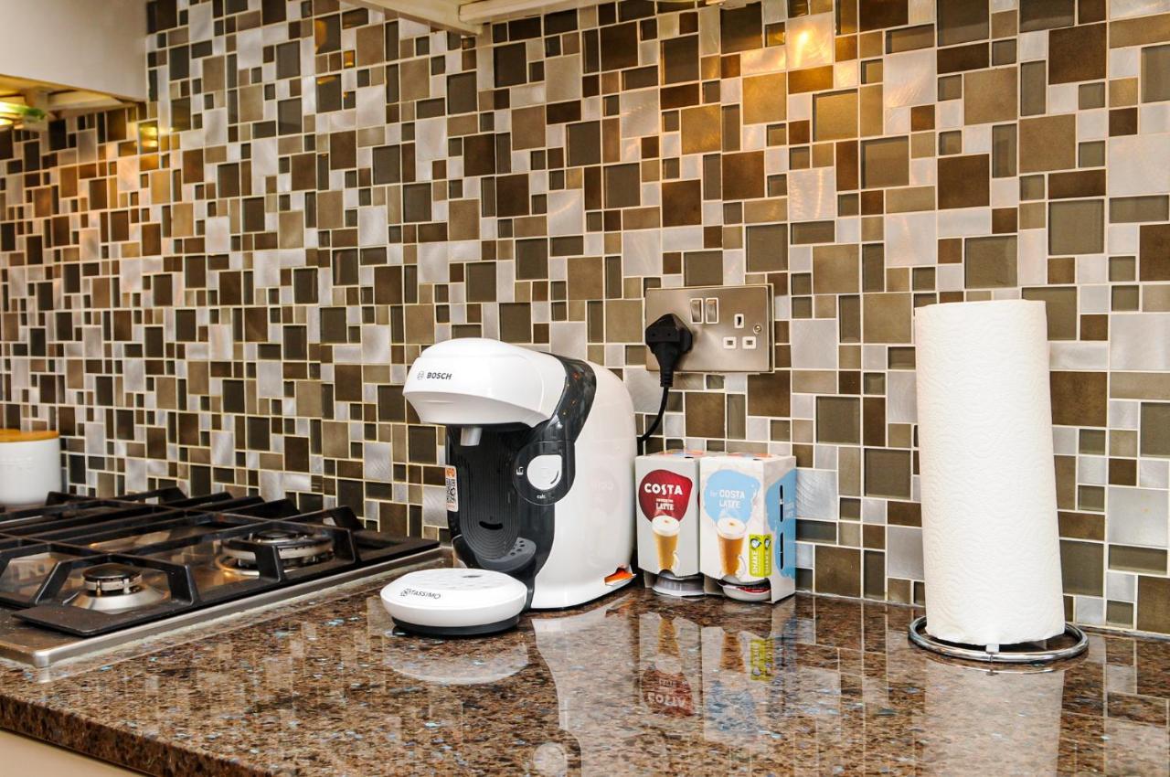 Luxury 5 Star - Parking, Garden, Nr Greater Metro Stations Appartement Londen