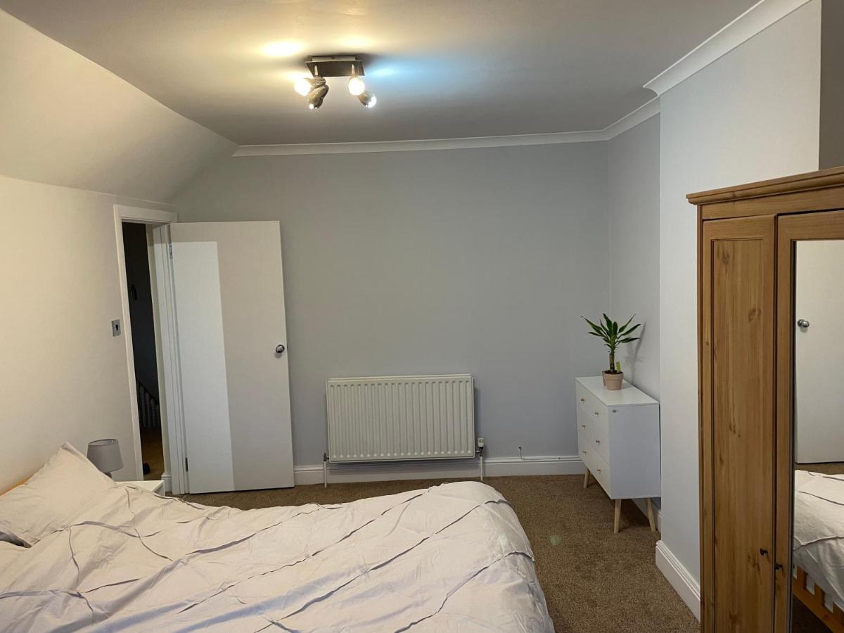 Apartment Super Convenient For - Large 2 Double Bed 30 Seconds Walk To Platform Train Station And 19 Mins To Waterloo London