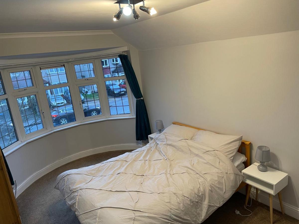 Apartment Super Convenient For - Large 2 Double Bed 30 Seconds Walk To Platform Train Station And 19 Mins To Waterloo *
