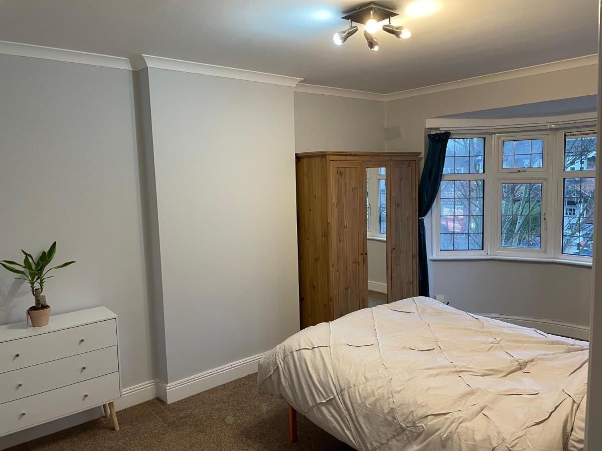 Super Convenient For - Large 2 Double Bed 30 Seconds Walk To Platform Train Station And 19 Mins To Waterloo London
