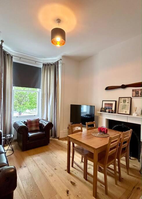 1 Bedroom In Shepherds Bush, Londra