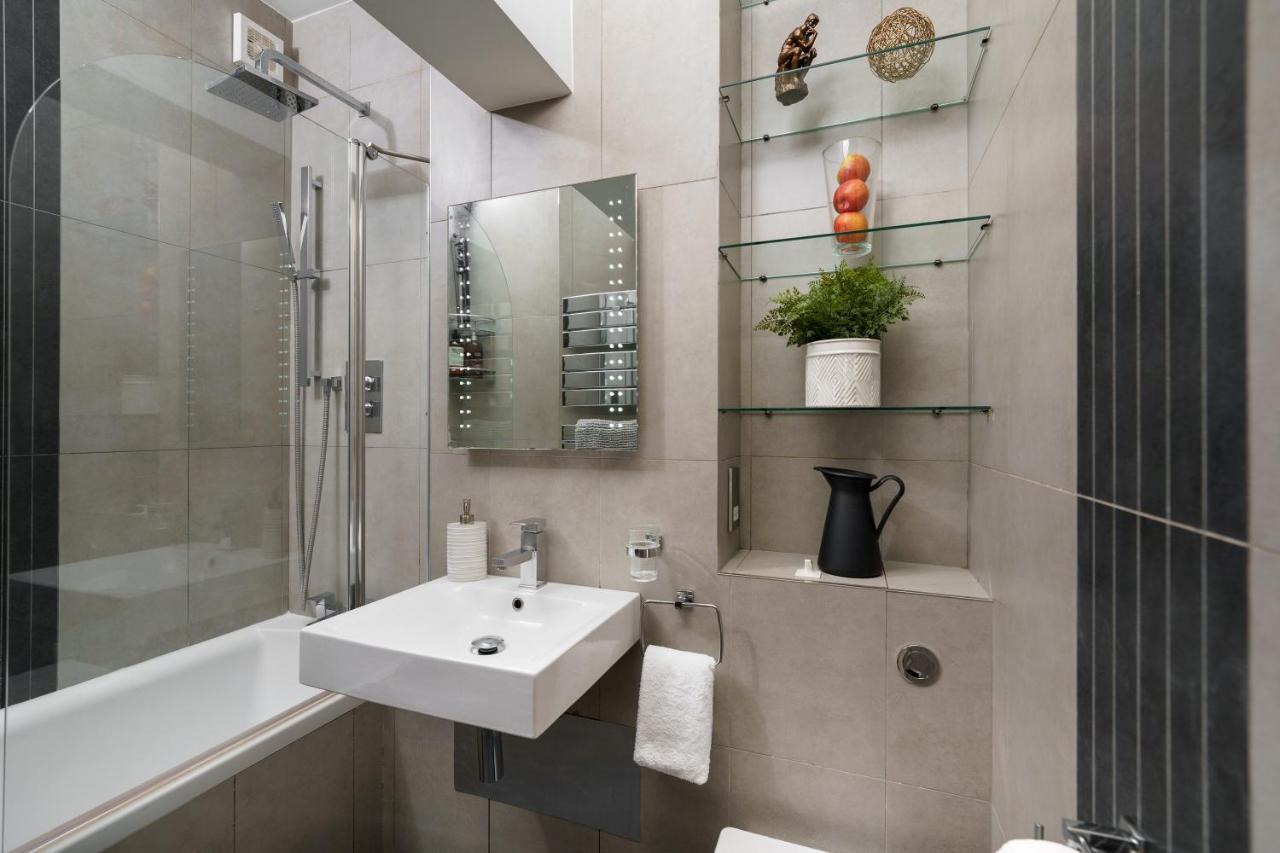 Wow! 2 Bedr/3 Beds Covent Garden/ Location! * London