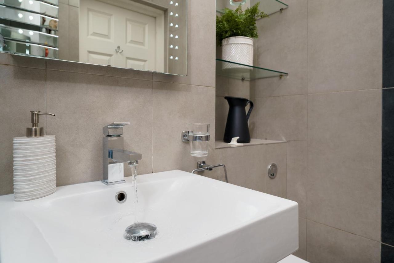 Wow! 2 Bedr/3 Beds Covent Garden/ Location! * London