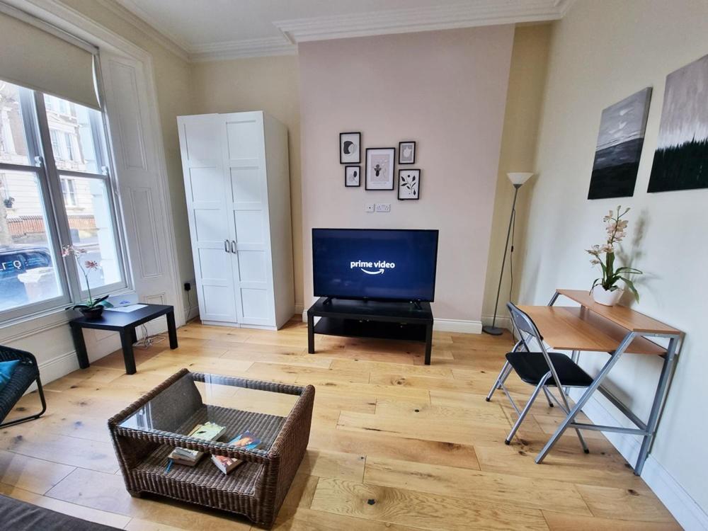 Apartment Oxford Gardens London