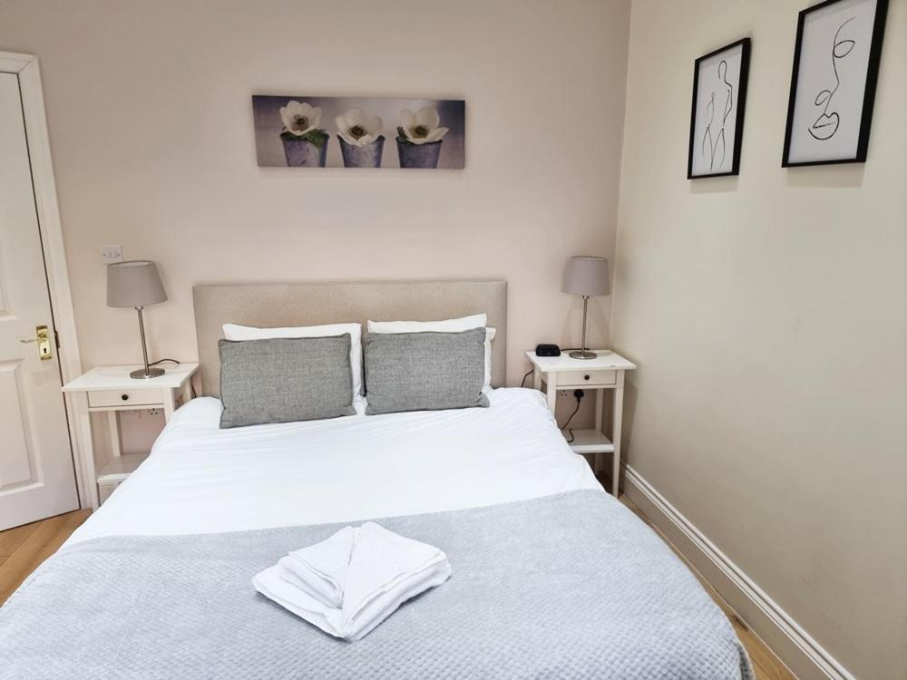 Apartment Oxford Gardens London
