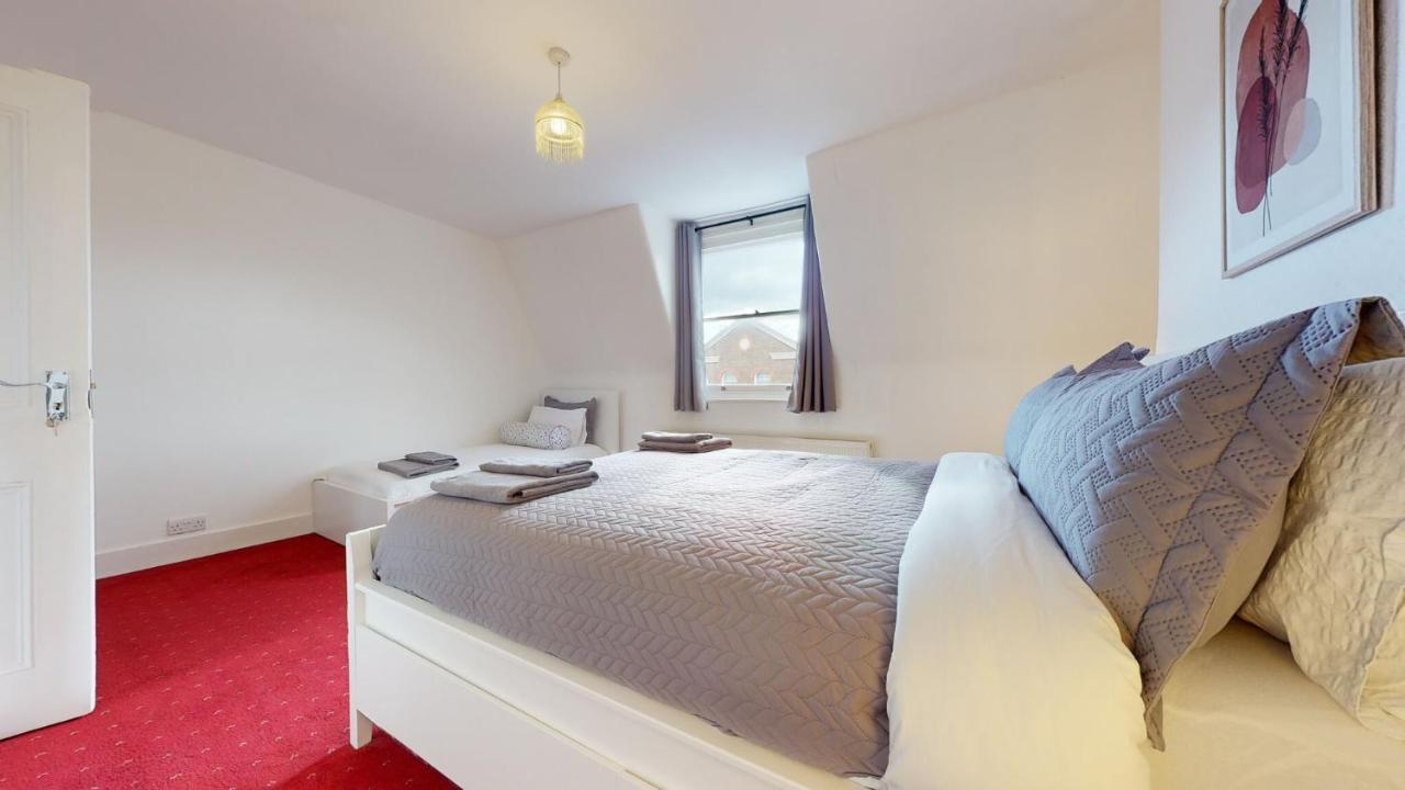 Cheerful 4 Bedroom Victorian House With Back Courtyard London