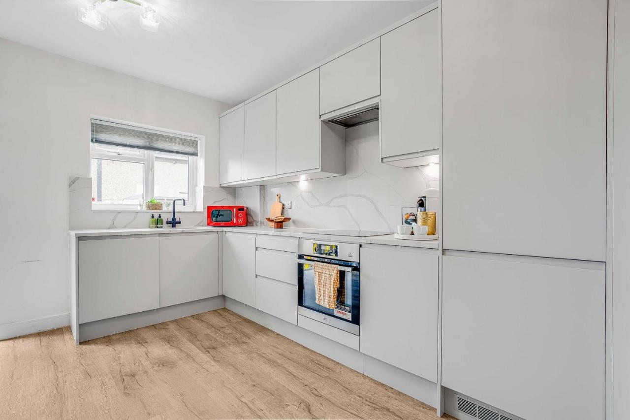 Apartment Stylish West Oasis: Two-bedroom With Workspace London
