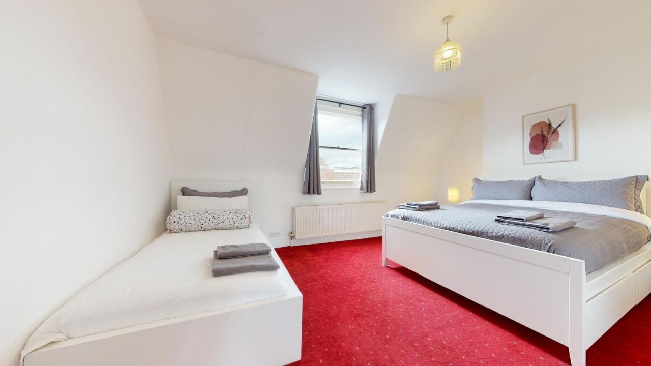 Cheerful 4 Bedroom Victorian House With Back Courtyard * London