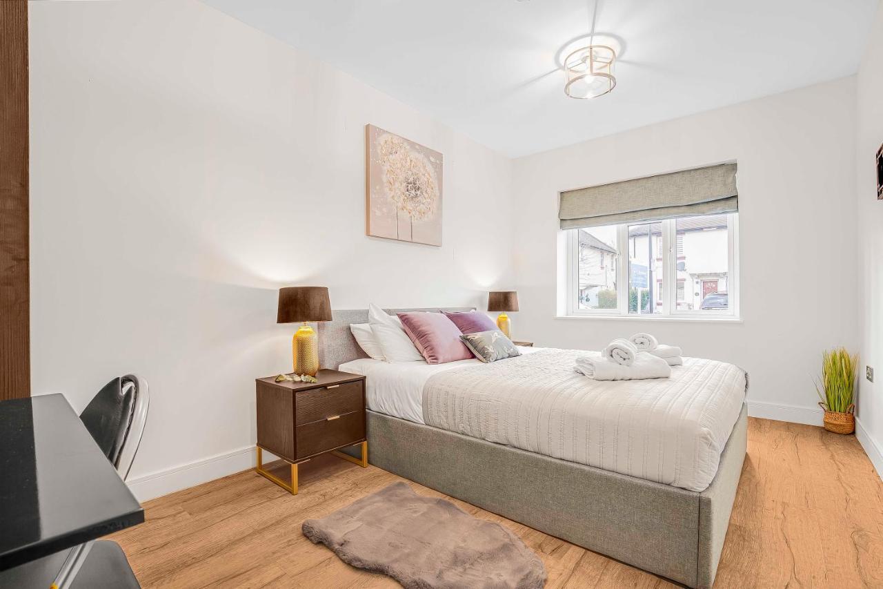 Stylish West Oasis: Two-bedroom With Workspace * London