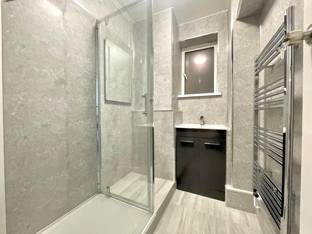 Fabulous 3 Bedroom Flat Sleeps 6 *