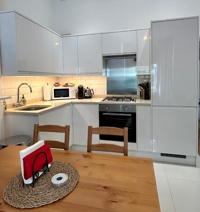 1 Bedroom In Shepherds Bush, Londra
