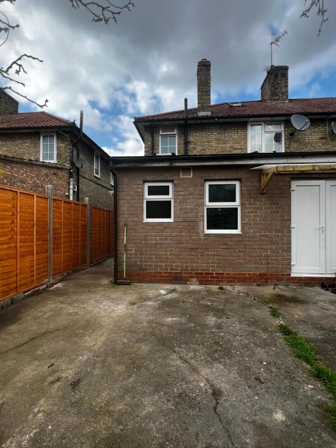 Good Priced Double In Sherperds Bush Guest house London
