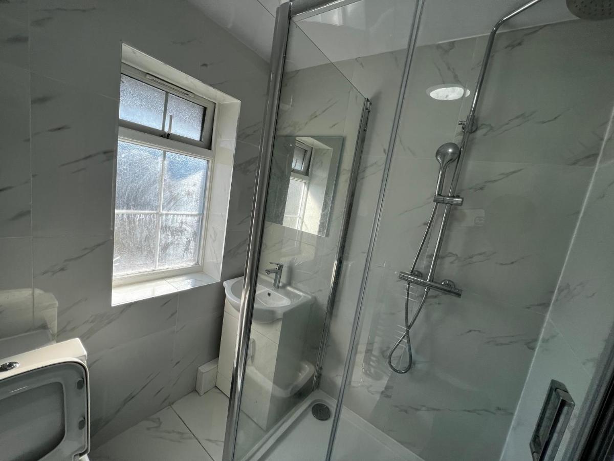Good Priced Double In Sherperds Bush * London