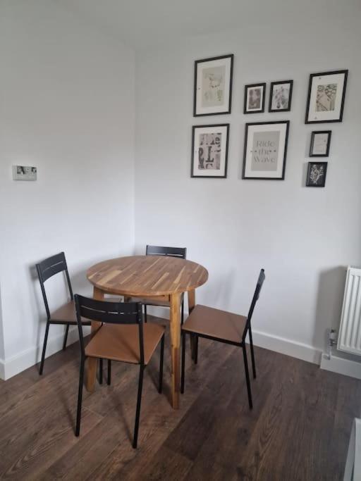 Leilighet Ozan's Flat Double Bedroom-1, Sharing Kitchen And Bath *