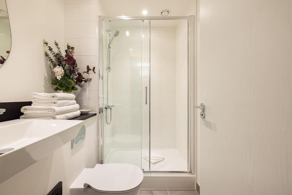 Wild Roses Serviced - Upton Park * Londen