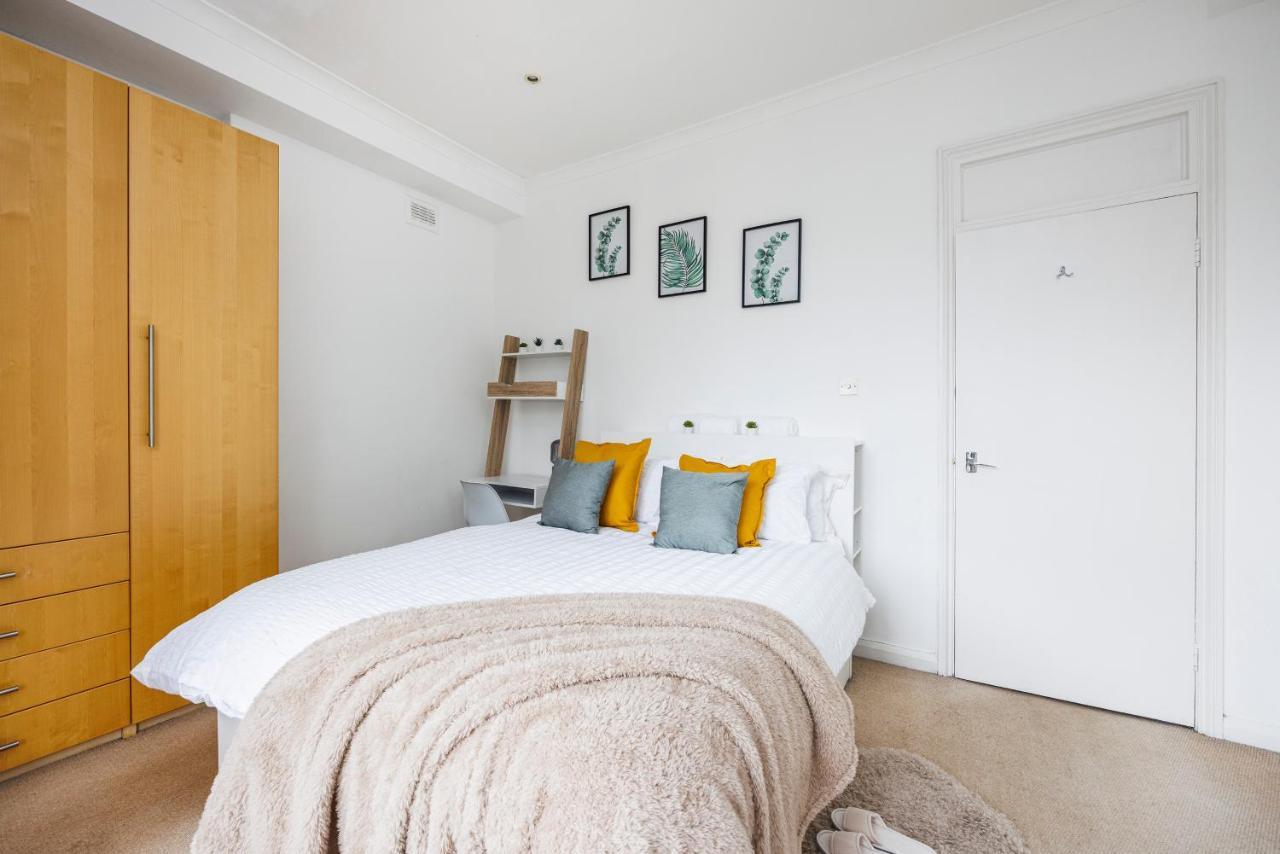 Stylish Opposite Westfields Leilighet London
