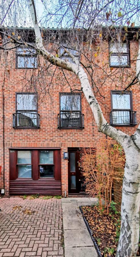 Beautiful 4 Bedroom Terrace House In Kings Feriehus *