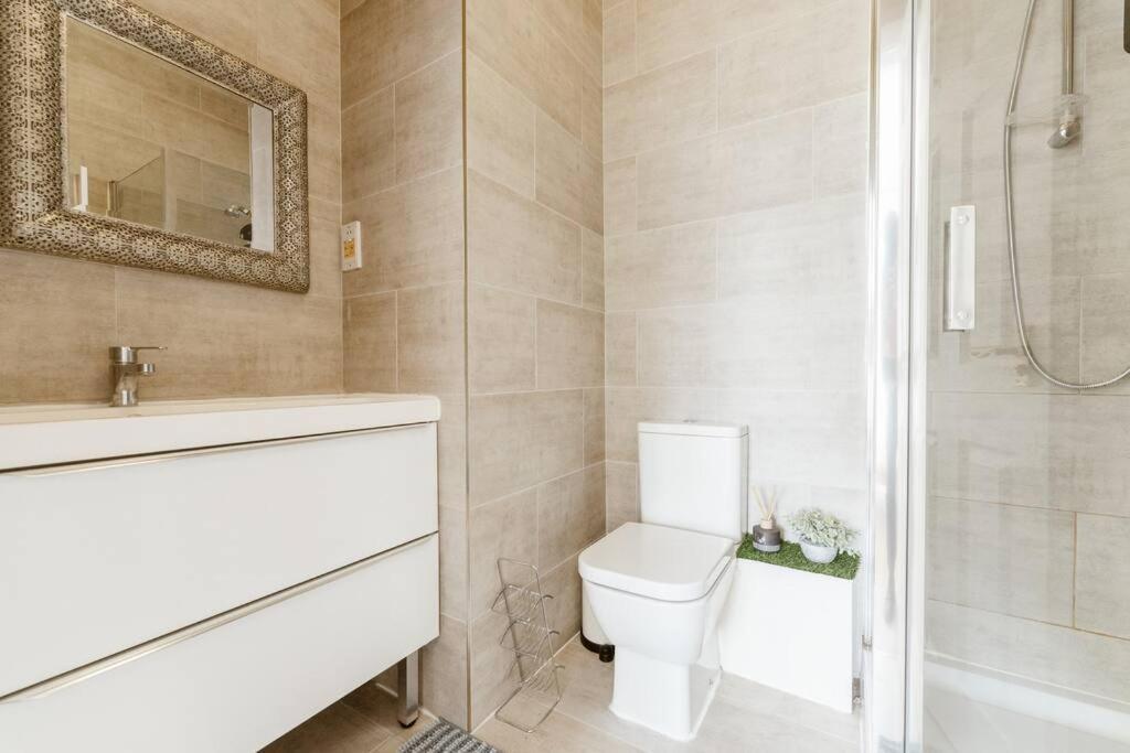 Spacious Ensuite Near Tourist Attractions * London