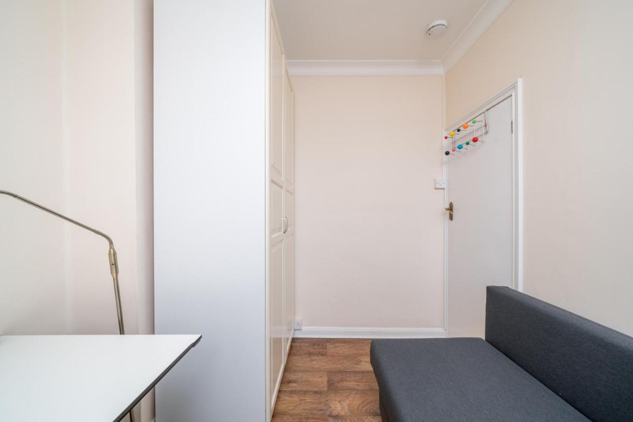 Elegant 3 Bedroom Retreat Minutes From Canary Wharf Londra