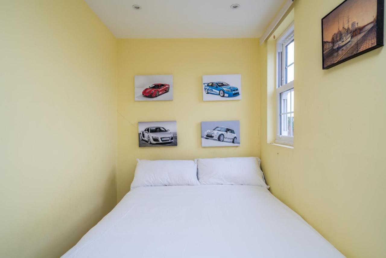 Elegant 3 Bedroom Retreat Minutes From Canary Wharf * Londra