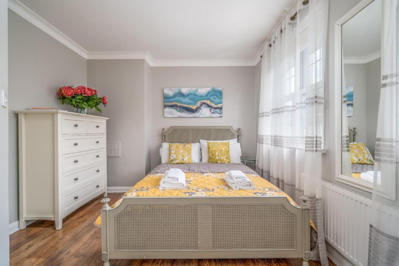Elegant 3 Bedroom Retreat Minutes From Canary Wharf Londra