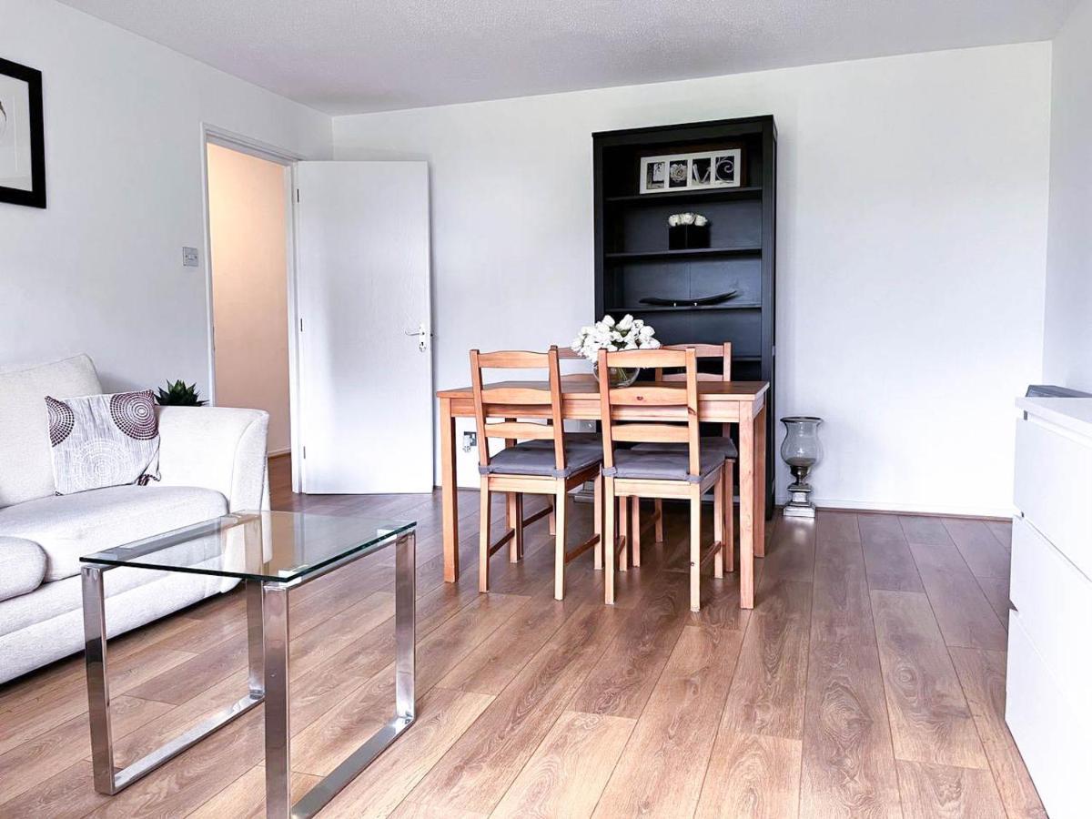 Lovely 2 Bedroom Flat With Free Parking, Great Transport Links To London, The Excel Centre, Canary Wharf And The O2! Londra