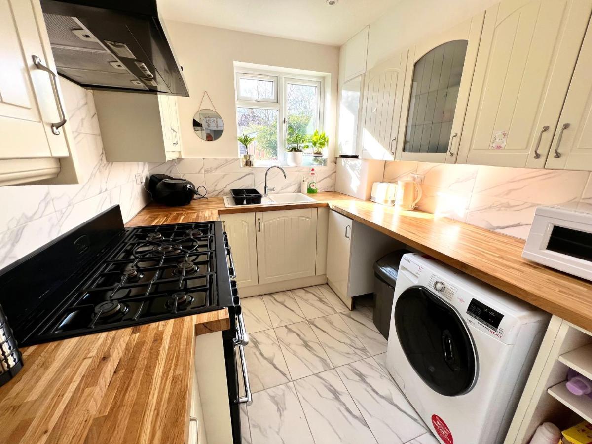Gjestgiverier Modern Double With Fire Tv London