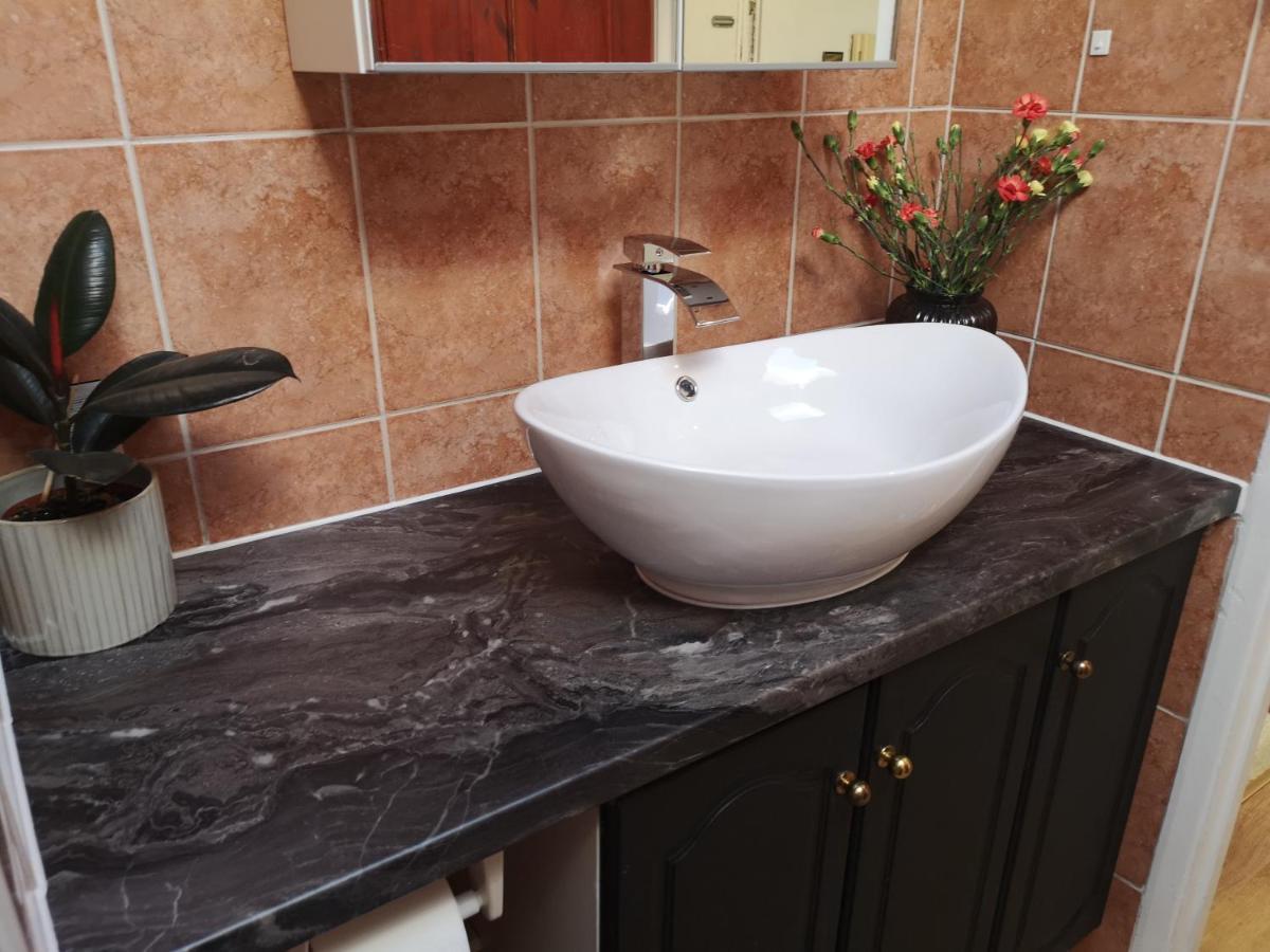 2 Bed Flat, Bounds Green, Piccadilly Line, N11 *